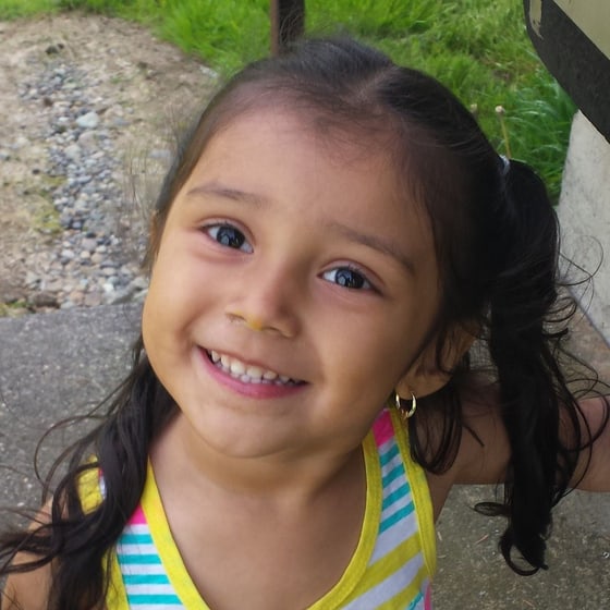 Foto real de una niña, subida por su familia
